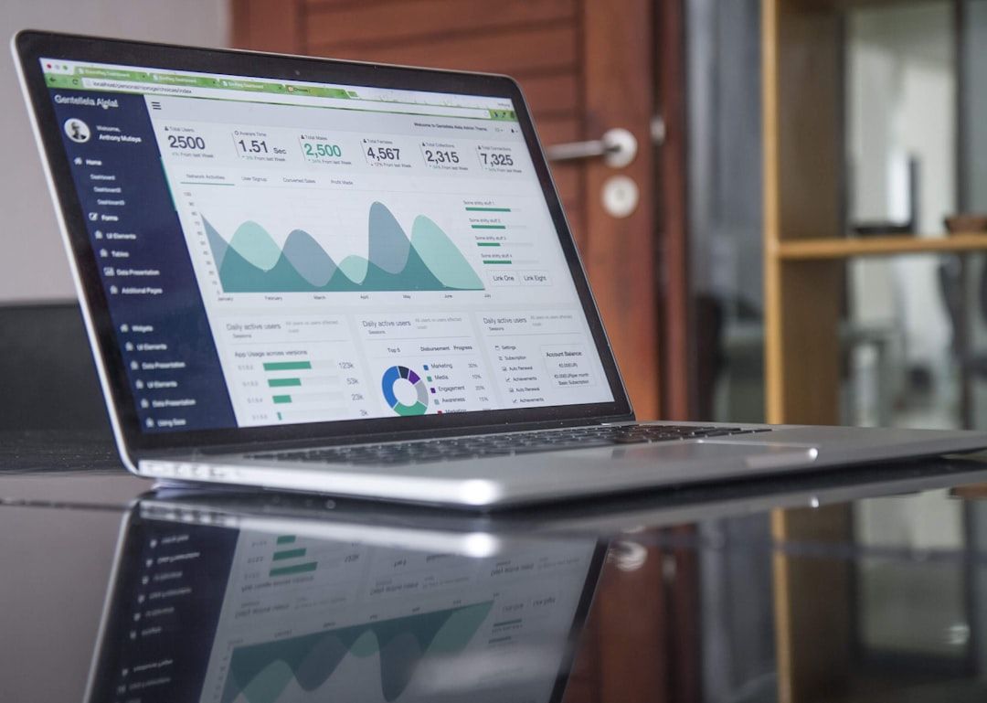 Ein Laptop, auf dem ein Datenanalyse-Dashboard mit verschiedenen Grafiken und Diagrammen angezeigt wird, darunter Liniendiagramme, Balkendiagramme und numerische Statistiken. Der Bildschirm spiegelt sich in einer glänzenden Oberfläche im Herzen von Aachen.