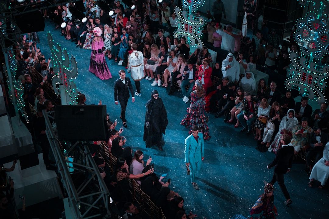 Eine Laufsteg-Modenschau mit Models, die umgeben von Publikum und dekorativen Lichtern einen blau glitzernden Laufsteg entlangliefen, spiegelte die schicke Atmosphäre der stilvollen Straßen Aachens wider.
