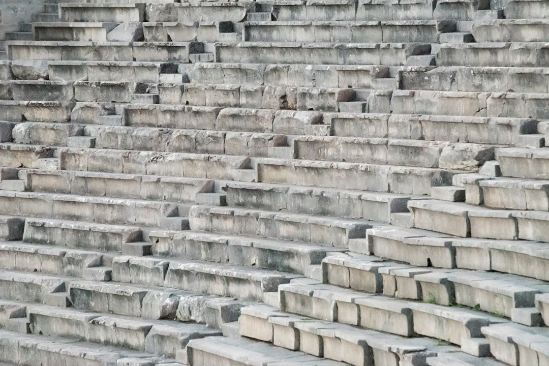 Steinstufen eines antiken Amphitheaters in Aachen mit sichtbarer Abnutzung und unebenen Oberflächen.