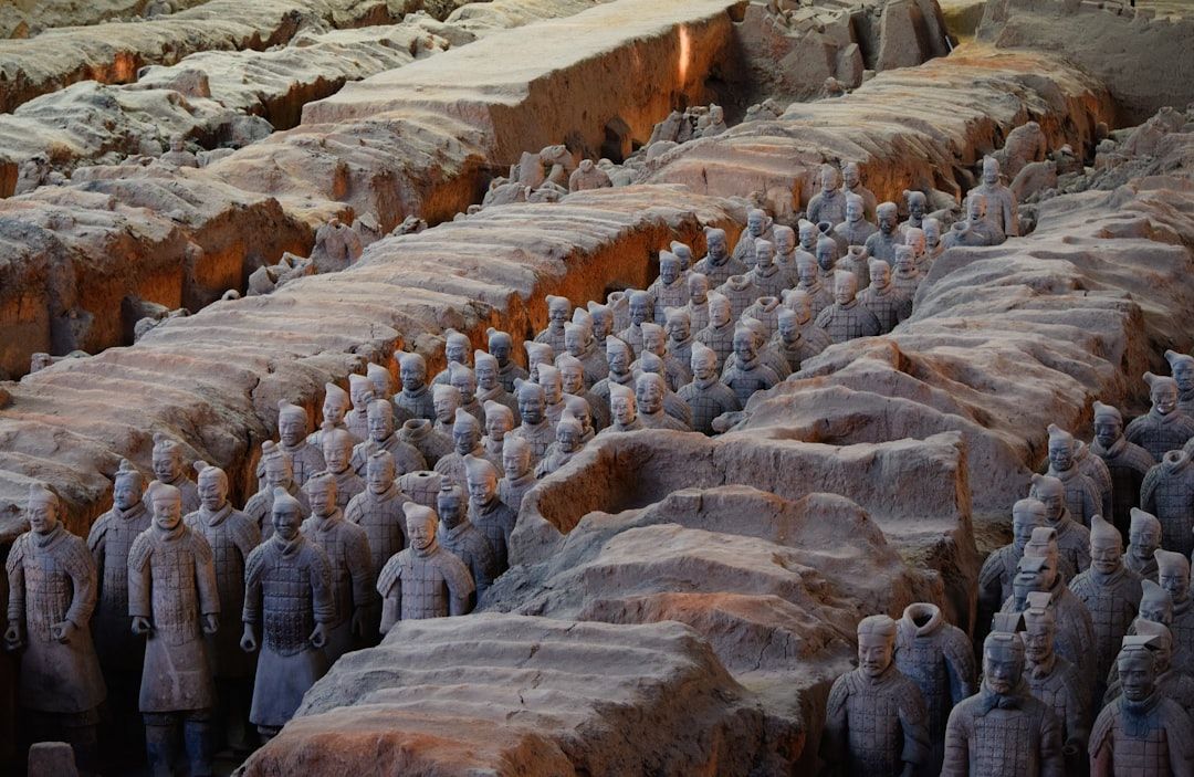 Die Terrakotta-Armee im chinesischen Xi'an besteht aus Reihen antiker Soldaten und Pferde aus Lehm, die teilweise in einer großen Baugrube ausgegraben wurden und an die historischen Artefakte erinnern, die in den Aachener Domen gefunden wurden.