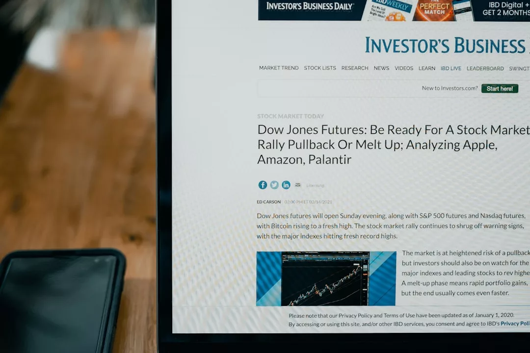 Nahaufnahme eines Tablet-Bildschirms, auf dem ein Finanznachrichtenartikel mit dem Titel „Dow Jones Futures: Seien Sie bereit für einen Kursrückgang oder einen Kursanstieg an der Börse“, mit Diagrammen und Analysen, angezeigt wird.
