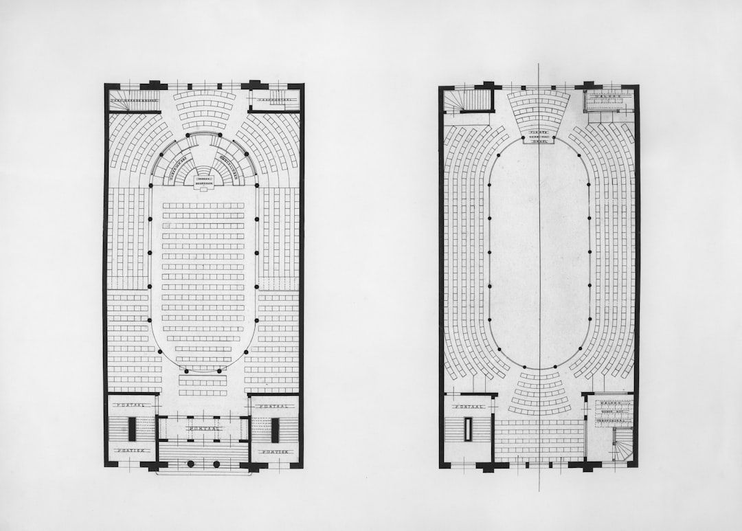 Schwarzweißer Architekturplan zweier ähnlicher Auditoriumsgrundrisse in Aachen, jeweils mit einer zentralen Bühne, halbrunden Sitzanordnungen und Eingängen an der Seite und Rückseite der Veranstaltungsorte.