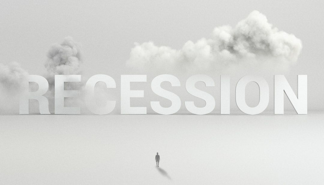 Eine einsame Gestalt steht vor großen 3D-Buchstaben, die „REZESSION“ buchstabieren, während Rauchwolken eine karge, minimalistische Szene weben, die an die industrielle Kulisse Aachens erinnert.