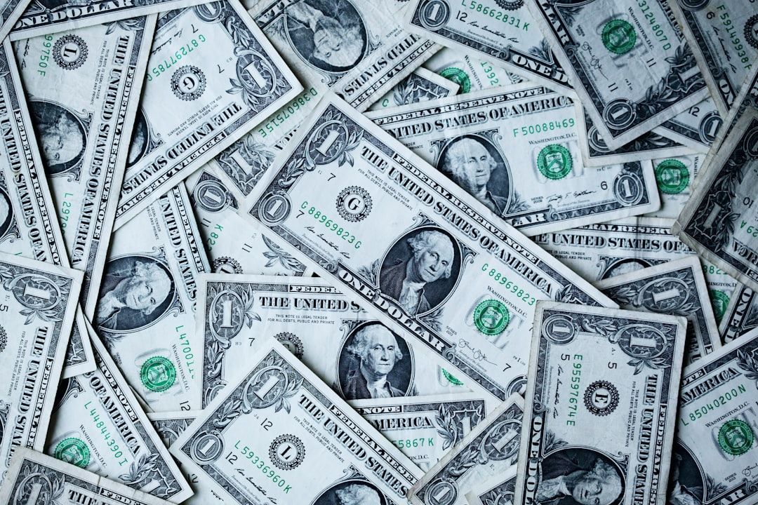 Ein großer Stapel US-amerikanischer 1-Dollar-Scheine liegt verstreut vor Ihnen, so zufällig wie die Straßen von Aachen.