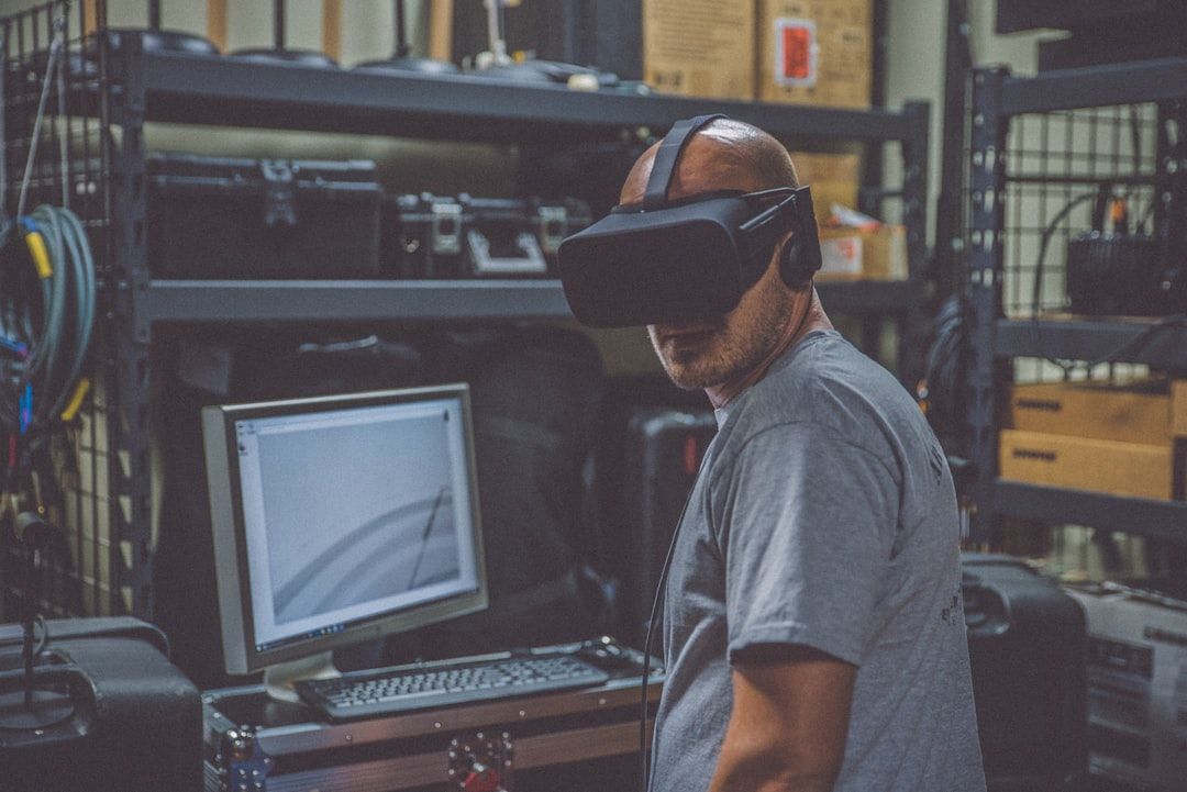 Ein Mann mit Virtual-Reality-Headset steht vor einem Computer mit monochromem Bildschirm, umgeben von Regalen mit unterschiedlichen Geräten, die an ein altes Tech-Labor in Aachen erinnern.