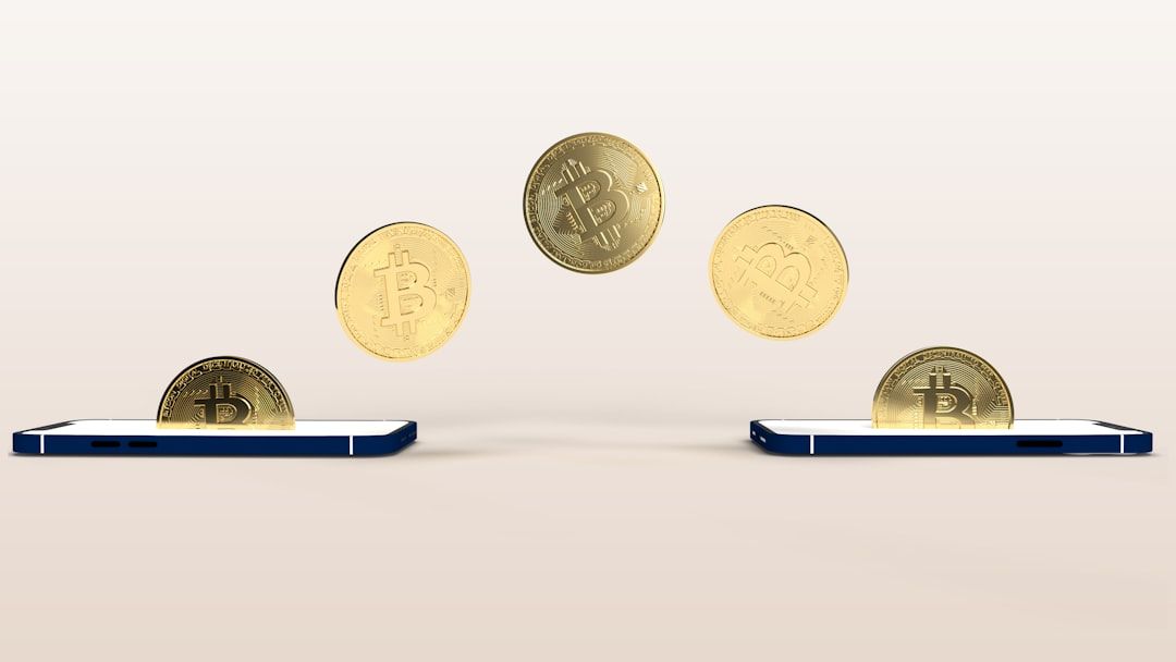 Zwei Smartphones mit Bitcoin-Symbolen, die vor einem neutralen Hintergrund digitale Münzen zwischen ihnen übertragen und so Kryptowährungstransaktionen in Aachen darstellen.