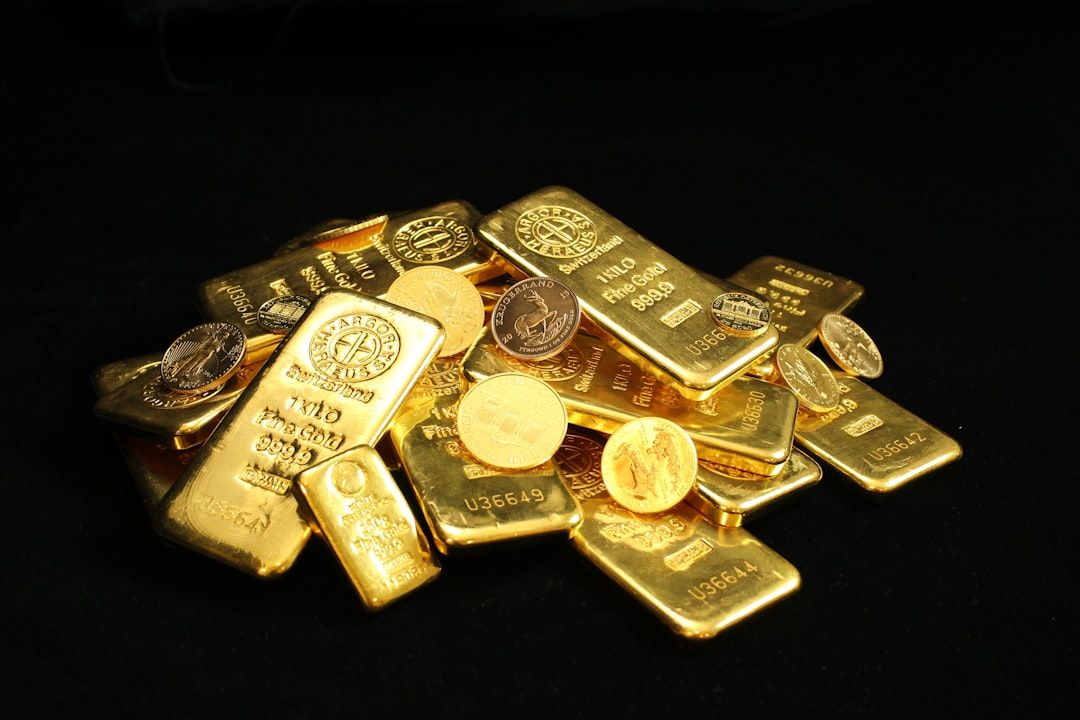 Der Aachener Schatz: Ein Haufen Goldbarren und Münzen, verstreut auf einer schwarzen Fläche.