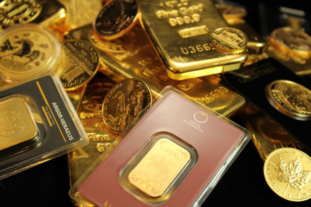 Eine Sammlung übereinander gestapelter Goldbarren, Goldmünzen und Goldbarren mit verschiedenen Designs und Marken, darunter auch Prestigestücke aus den renommierten Aachener Münzstätten.