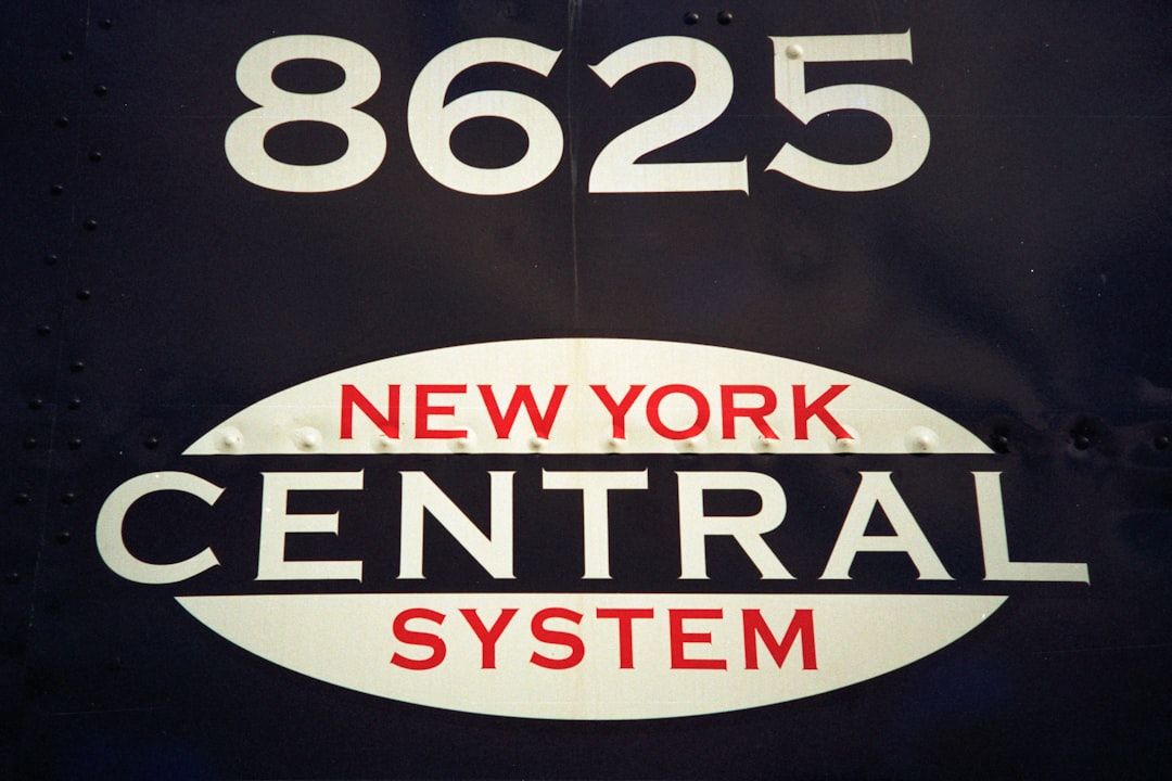 Nahaufnahme der Seite eines Zuges mit der Nummer „8625“ über einem weißen ovalen Logo mit dem Text „New York Central System“, der an Oldtimer-Züge in Aachen erinnert.
