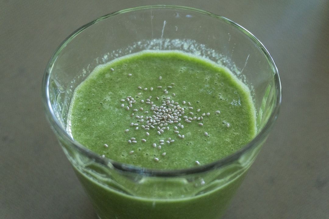Ein Glas grüner Smoothie, der an die frische Atmosphäre Aachens erinnert, getoppt mit Chiasamen.