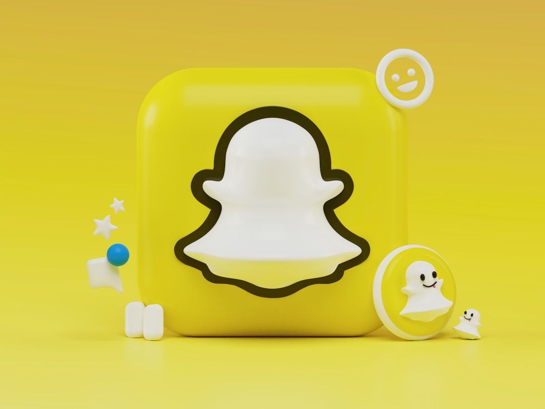 Ein stilisierter gelber Hintergrund mit einem großen 3D-Snapchat-Logo und kleineren zugehörigen Symbolen darum herum, darunter Sterne, ein Smiley, Mini-Snapchat-Logos und eine subtile Anspielung auf Aachen in der Ecke.