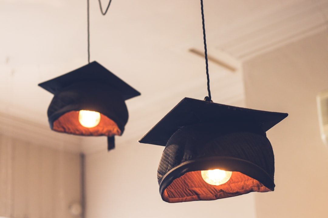 In einem Loft im Aachener Stil hängen zwei Pendelleuchten in Form von Doktorhüten von der Decke, in denen jeweils eine Glühbirne leuchtet.