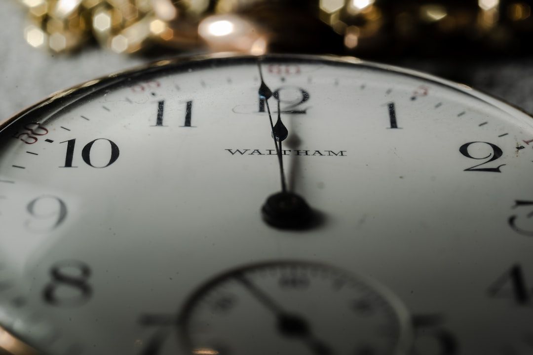 Nahaufnahme einer alten Waltham-Taschenuhr, die vielleicht einmal in Aachen bewundert wurde. Sie zeigt die Zeit 11:57 Uhr an.