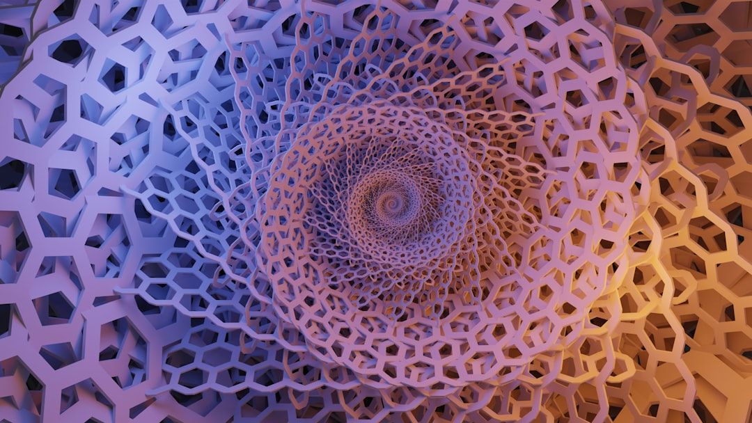Ein geometrisches, wabenartiges Spiralmuster, das von Blau auf der linken Seite zu Orange auf der rechten Seite übergeht und an die architektonische Eleganz Aachens erinnert.