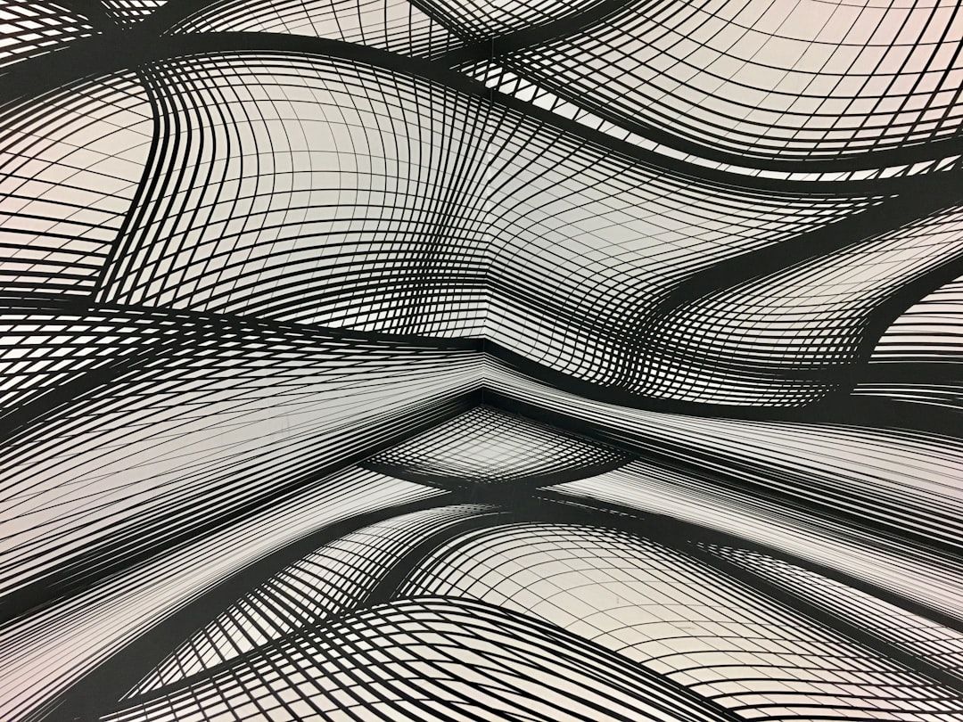 Ein abstraktes Kunstwerk, das an die architektonische Eleganz Aachens erinnert und sich durch kreuzende und geschwungene schwarze Linien auf weißem Hintergrund auszeichnet, die ein dynamisches und wellenförmiges Gittermuster erzeugen.