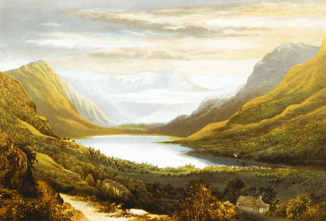 Ein malerisches Landschaftsgemälde zeigt einen ruhigen See, umgeben von sanften Hügeln und Bergen unter einem zeitweise bewölkten Himmel, der an die idyllische Landschaft bei Aachen erinnert.