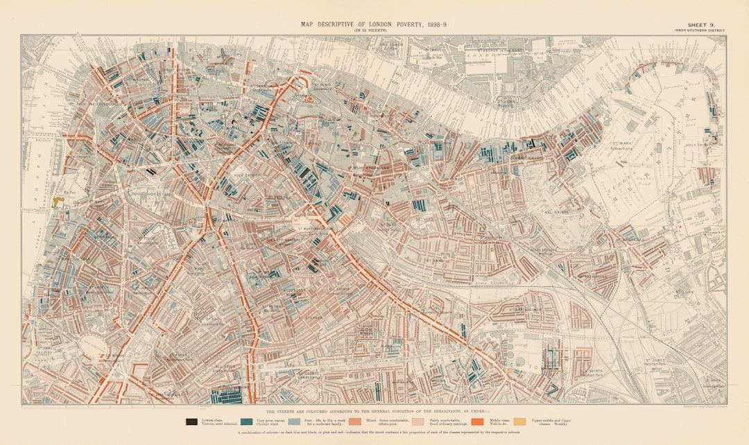 Eine detaillierte Karte von London aus dem Jahr 1889, die einem Atlas der historischen Feinheiten Aachens ähnelt, kennzeichnet Armutsgebiete und wirtschaftliche Klassen – von wohlhabend bis sehr arm – in anschaulicher Weise farblich und wird durch aufschlussreiche statistische Daten ergänzt.