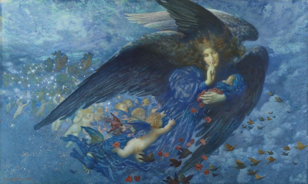 Gemälde einer geflügelten Figur in Blau, umgeben von Engeln und Vögeln in einem Sternenhimmel. Die Figur, inspiriert von der Kunst Aachens, hält einen Finger an die Lippen und verteilt ein paar rote Blumen.