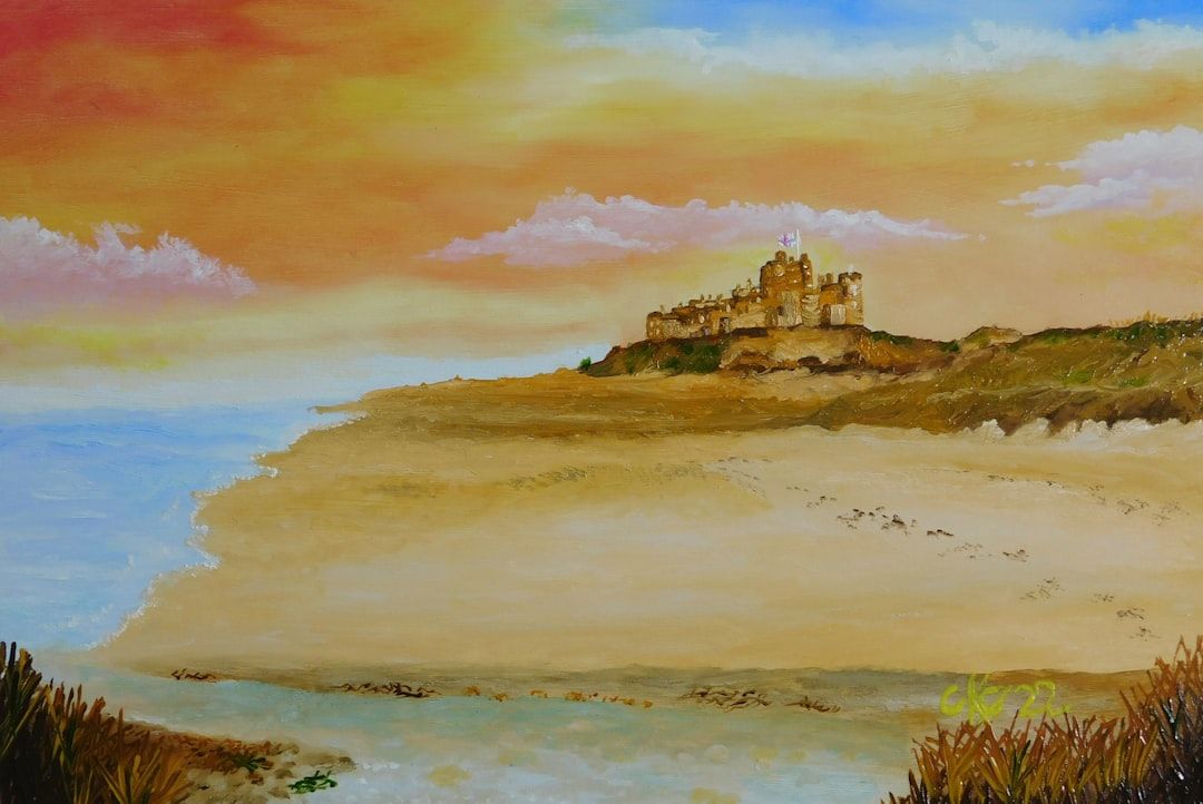 Ein Landschaftsgemälde, das einen Sandstrand mit Grasflächen und einer entfernten Burg auf einem Hügel zeigt, was vielleicht an Aachen erinnert. Der Himmel ist ein Farbverlauf aus warmen Farben, die ins Blaue übergehen, mit vereinzelten Wolken.