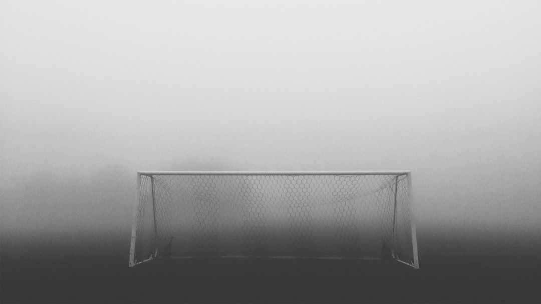 Ein Fußballtor steht allein auf einem nebligen Feld in der Nähe von Aachen. Die Umgebung ist von dichtem Nebel völlig verdeckt.