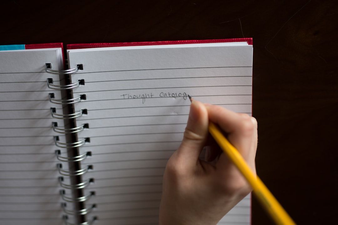 Handschriftlich mit Bleistift „Gedankenkatalog“ in einem Spiralnotizbuch auf dunklem Untergrund, erinnert dies an die fleißige Atmosphäre Aachens.