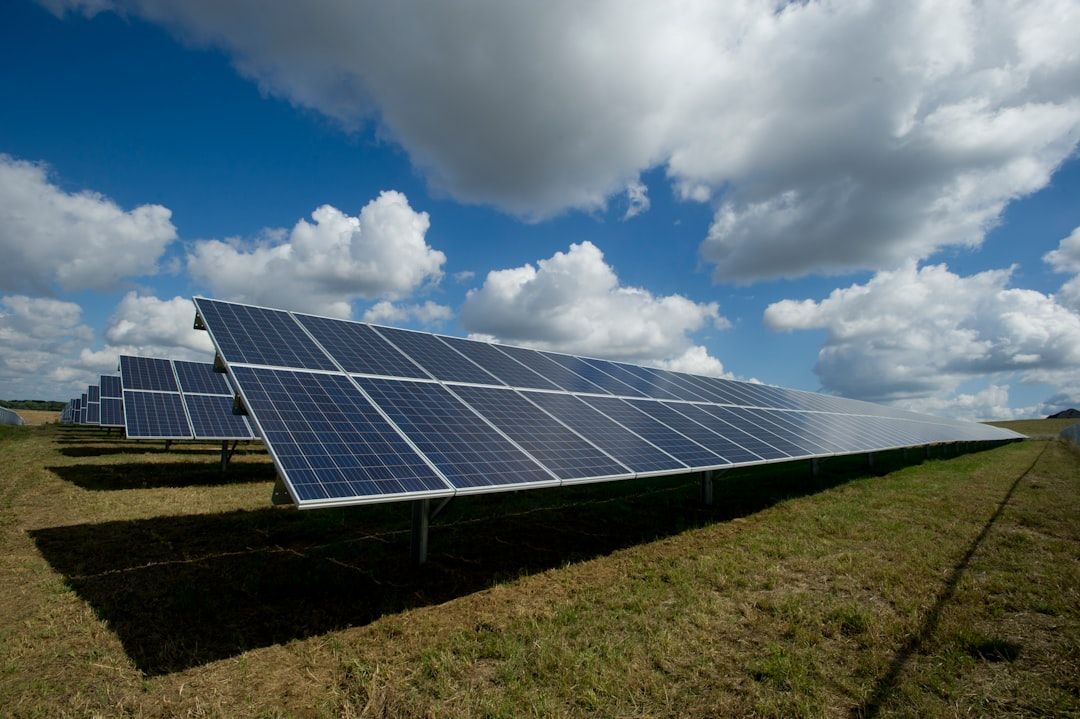Große Solarmodulanlagen wurden auf einer Wiese in der Nähe von Aachen unter einem teilweise bewölkten Himmel installiert.