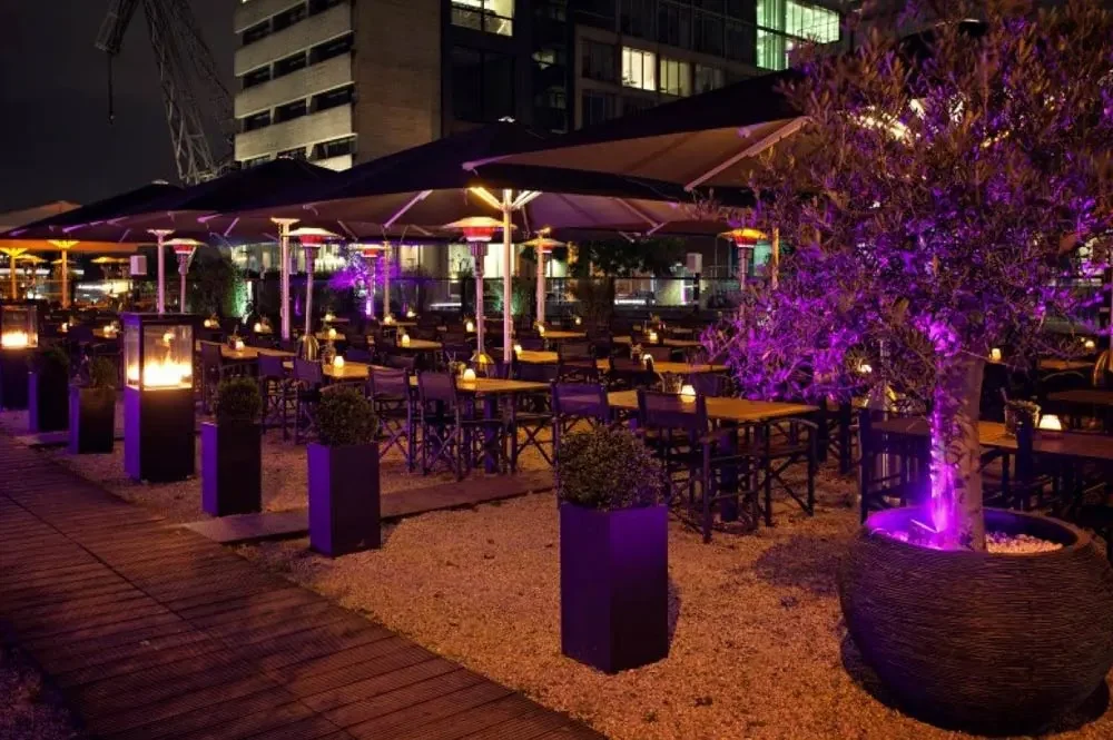Beleuchtete Terrasse eines Restaurants am Abend