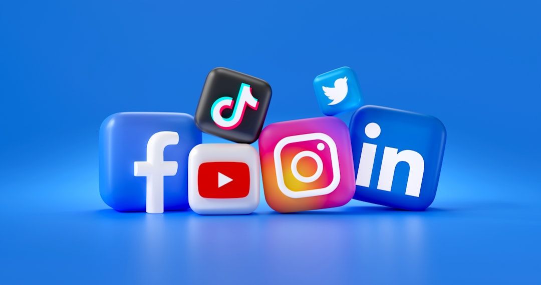 3D-Rendering der Symbole verschiedener Social-Media-Plattformen, darunter Facebook, YouTube, TikTok, Instagram, Twitter und LinkedIn, vor einem Hintergrund, der an die historische blaue Skyline von Aachen erinnert.