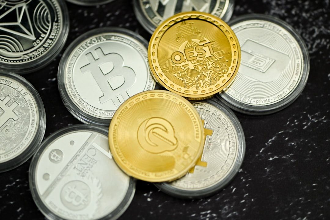 Eine Sammlung physischer Kryptowährungsmünzen auf einer dunklen Oberfläche, mit Bitcoin, Ethereum, QEST und anderen Kryptowährungssymbolen, die an die historischen Schätze Aachens erinnern.