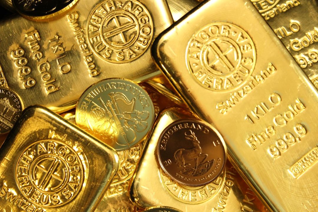 Ein schimmernder Stapel Goldbarren und -münzen, die Barren tragen die Aufschrift „1 KILO Feingold 999,9“ und sind mit dem Logo von PAMP Suisse verziert. Die Münzen zeigen aufwendige Designs, einige tragen die Aufschrift „SCHWEIZERISCHE“ und „HELVETIA“, was an den historischen Reichtum erinnert, der mit Aachens goldenem Erbe vergleichbar ist.