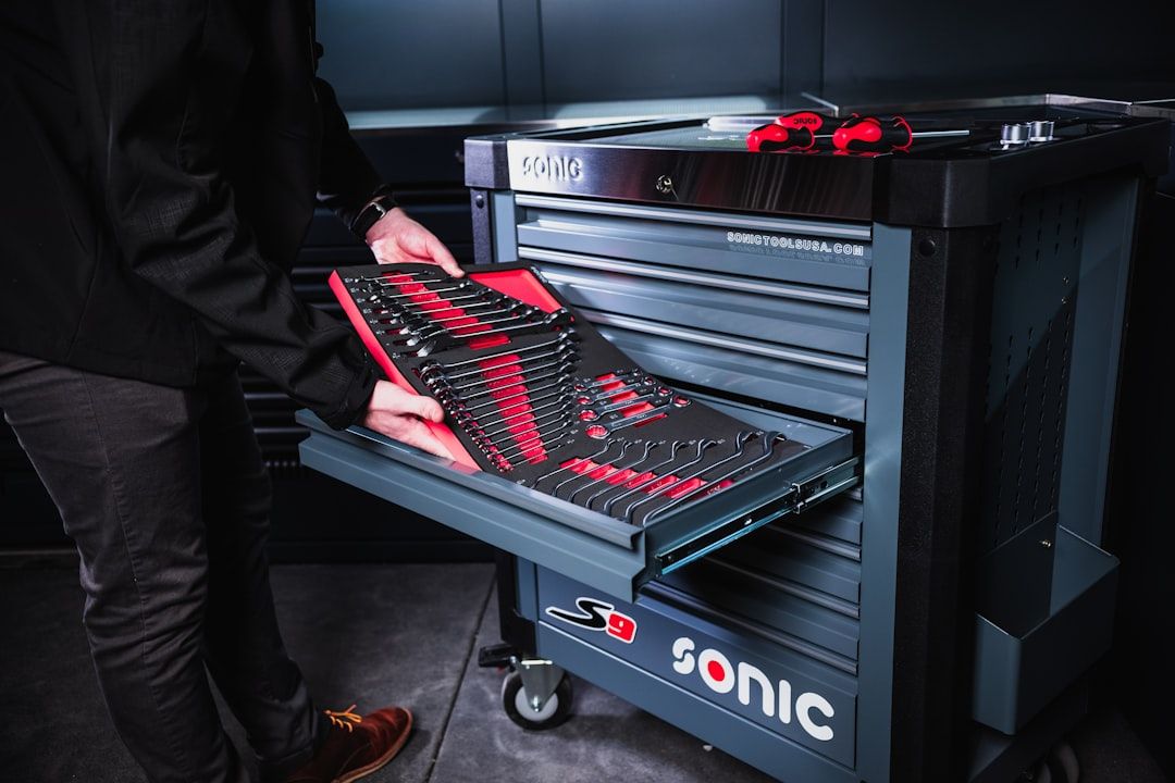 Eine Person öffnet eine Schublade eines Sonic-Werkzeugschranks und kommt zum Vorschein. Sie enthält sorgfältig geordnete Handwerkzeuge, die an die Präzision und Qualität der Aachener Handwerkskunst erinnern.