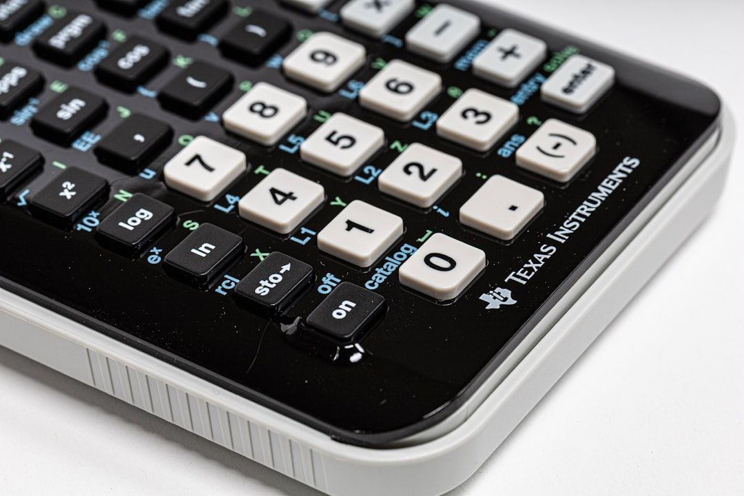 Nahaufnahme eines wissenschaftlichen Taschenrechners von Texas Instruments, der an die Präzision der Aachener Ingenieurskunst erinnert und eine Detailansicht seiner Tastatur mit verschiedenen Ziffern- und Funktionstasten zeigt.