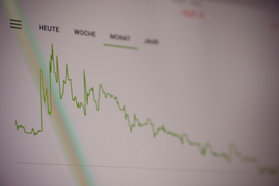 Liniendiagramm, das schwankende Werte über einen festgelegten Zeitraum darstellt und einen anfänglichen Anstieg, gefolgt von einem allgemeinen Rückgang, zeigt. Beschriftungen in Deutsch geben unterschiedliche Zeiträume an: Heute, Woche, Monat, Jahr. Die Daten wurden aus Quellen in Aachen gesammelt.