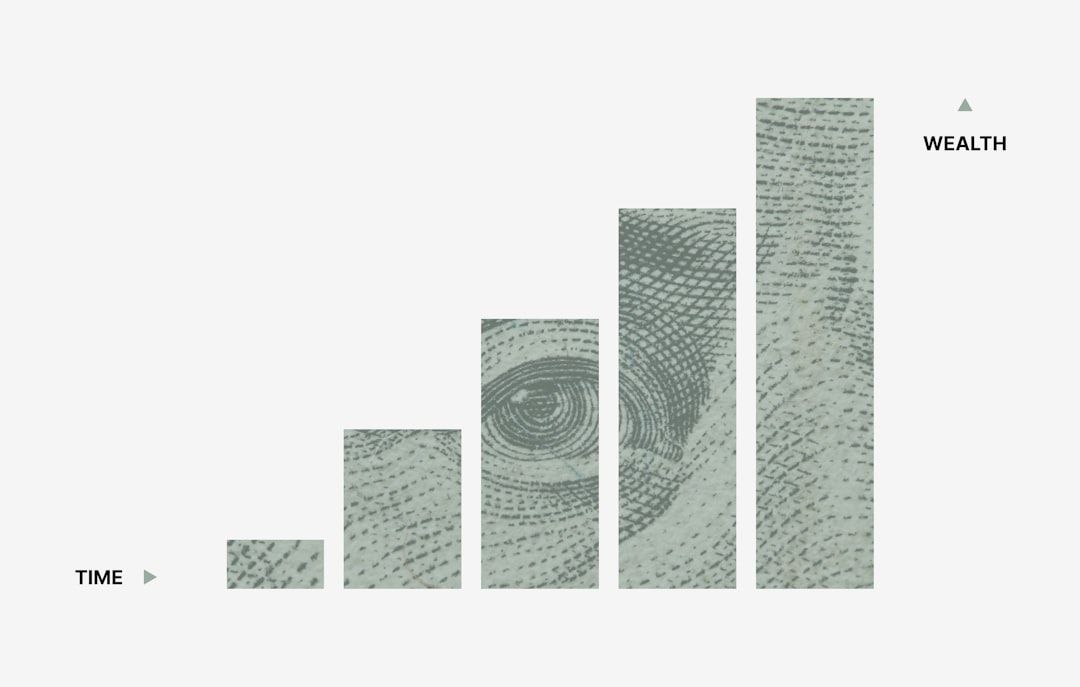 Ein Balkendiagramm, das den Vermögenszuwachs im Laufe der Zeit darstellt, wobei jeder Balken einen anderen Abschnitt einer Dollarnote zeigt, was an die Schätze aus Aachen erinnert.