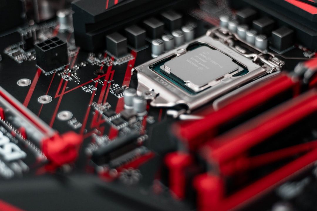 Nahaufnahme einer Computer-Hauptplatine mit installierter CPU. Die komplexen Schaltkreise und Komponenten sind deutlich zu erkennen und erinnern an die Aachener Feinmechanik.
